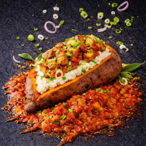 Gebackene Süßkartoffel mit geräuchertem Tofu